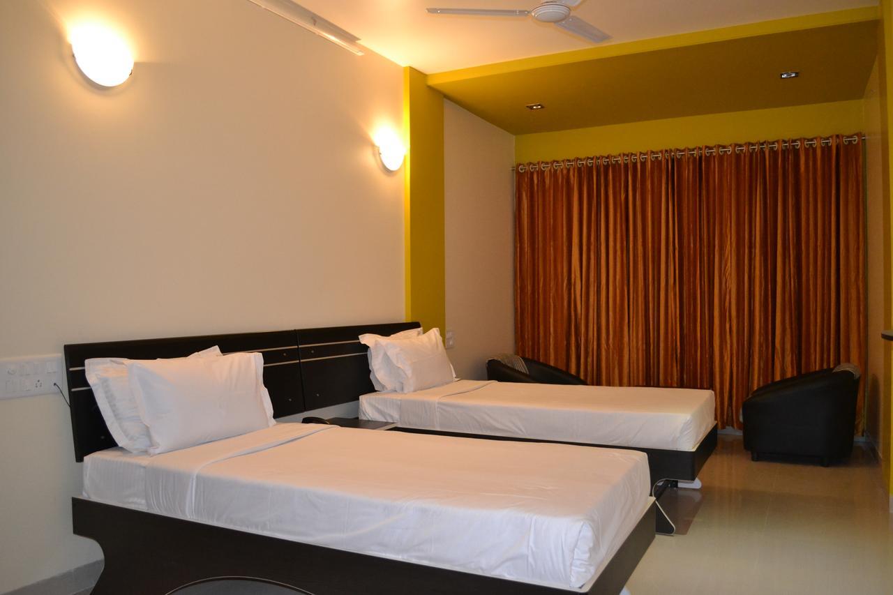 Hotel Embassy International Lātūr Esterno foto